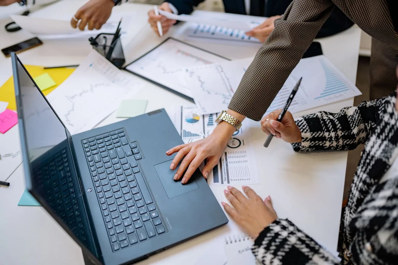 Équipe professionnelle comparant des contrats et des graphiques