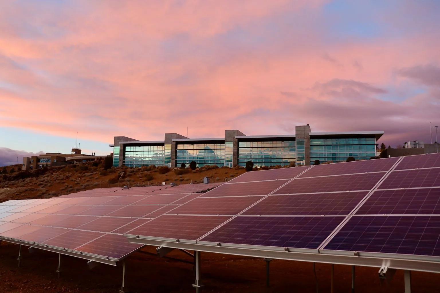 Panneaux solaires devant un bâtiment professionnel moderne
